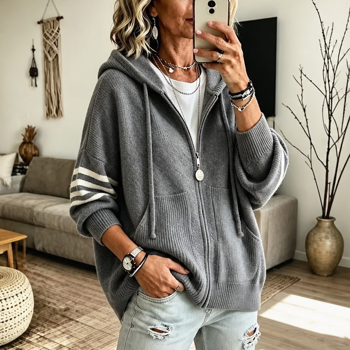 Mila | Moderner Strickhoodie Mit Reißverschluss Und Streifenärmeln
