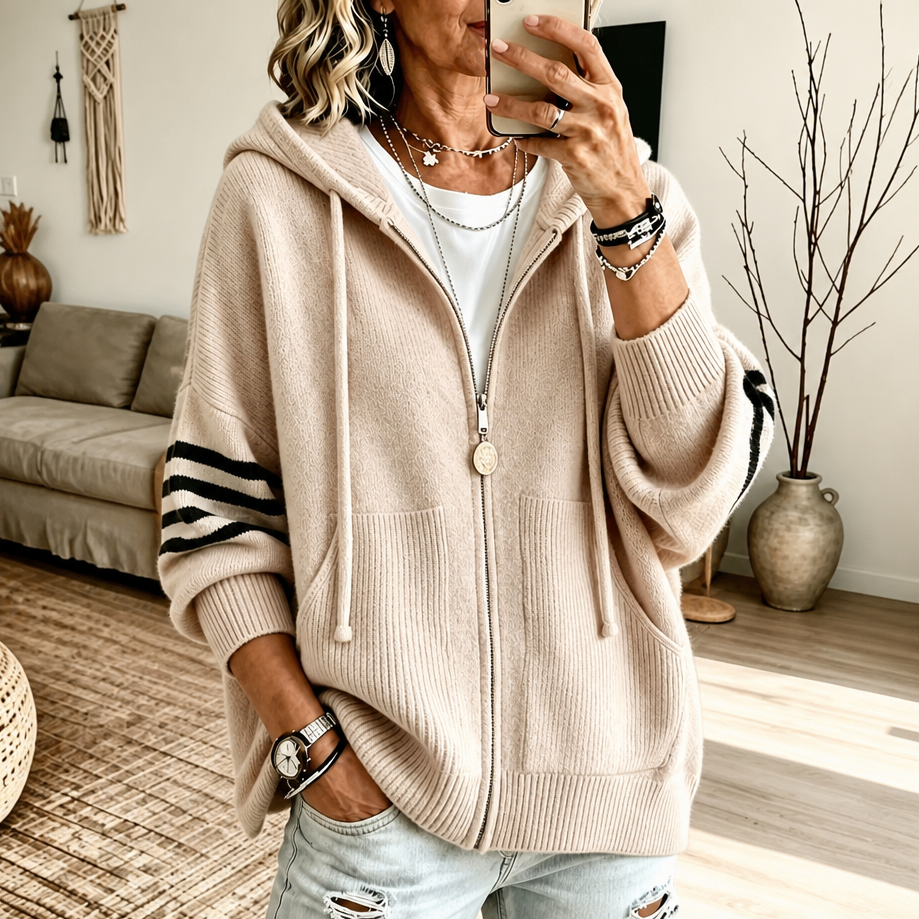 Mila | Moderner Strickhoodie Mit Reißverschluss Und Streifenärmeln