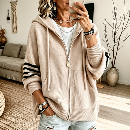 Mila | Moderner Strickhoodie Mit Reißverschluss Und Streifenärmeln
